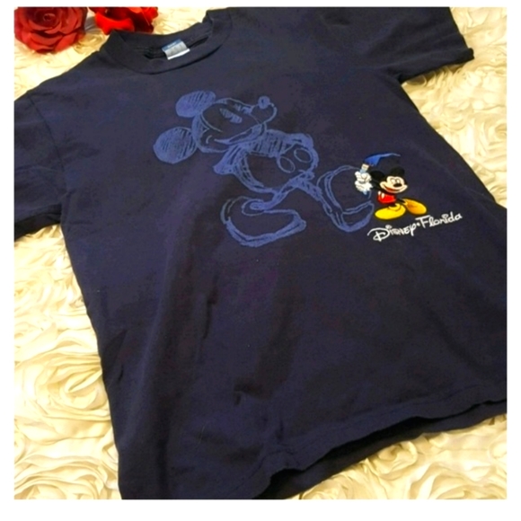 Disney Tops - Disney Mickey Tee-shirt Unisex.